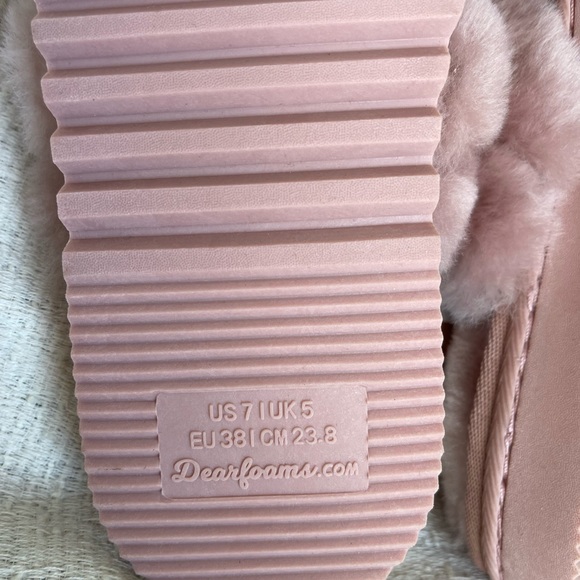 NWT. Dluxe by Dearfoam pink Genuine Shearling Criss Cross Top Slide On Slippers - Picture 9 of 11